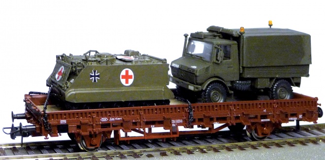 Flat car loaded with M113 ambulance and  Unimog U1300L of German Bundeswehr<br /><a href='images/pictures/Roco/161456.jpg' target='_blank'>Full size image</a>